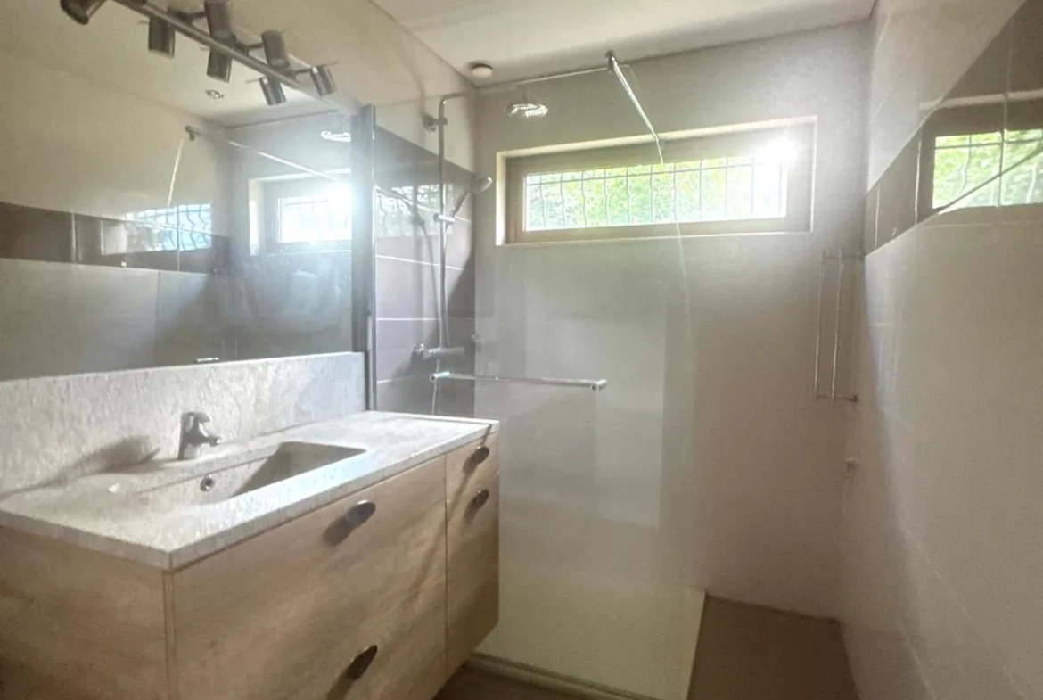 Villa de 160 m² à Monistrol-sur-Loire avec vaste potentiel et terrain arboré 