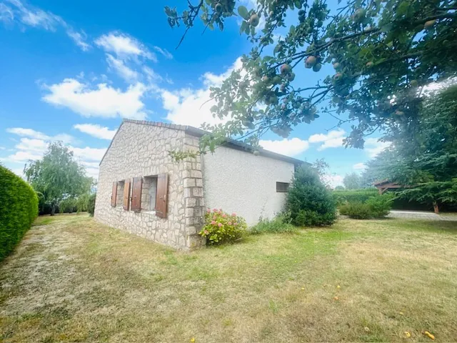 Villa de 160 m² à Monistrol-sur-Loire avec vaste potentiel et terrain arboré 