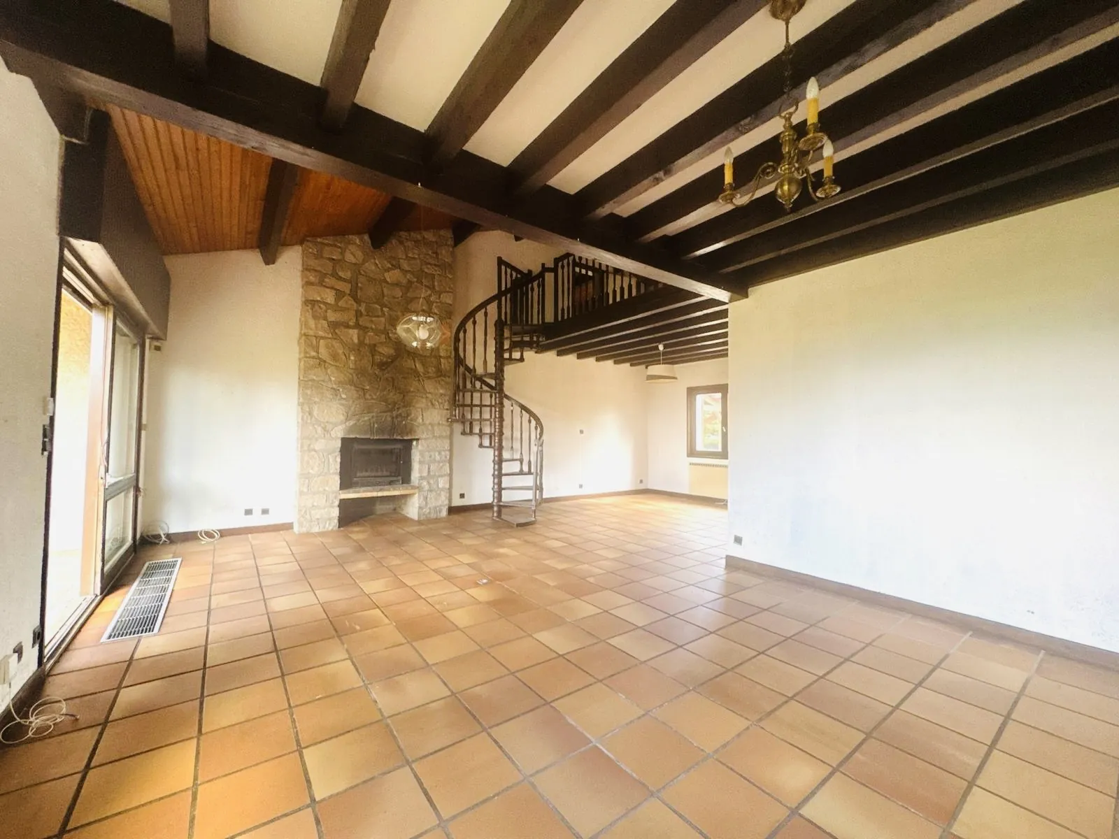 Villa de 160 m² à Monistrol-sur-Loire avec vaste potentiel et terrain arboré 