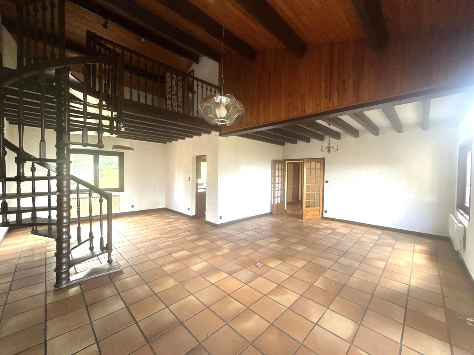 Villa de 160 m² à Monistrol-sur-Loire avec vaste potentiel et terrain arboré 