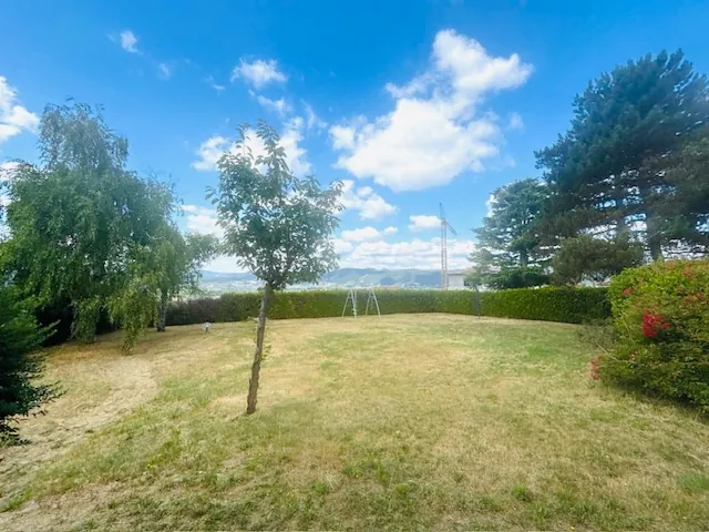 Villa de 160 m² à Monistrol-sur-Loire avec vaste potentiel et terrain arboré 