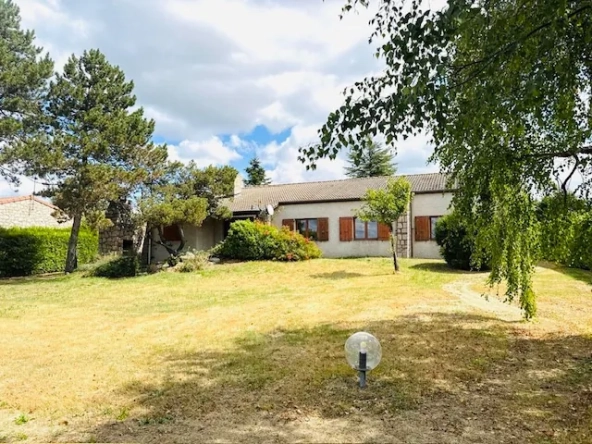 Villa de 160 m² à Monistrol-sur-Loire avec vaste potentiel et terrain arboré