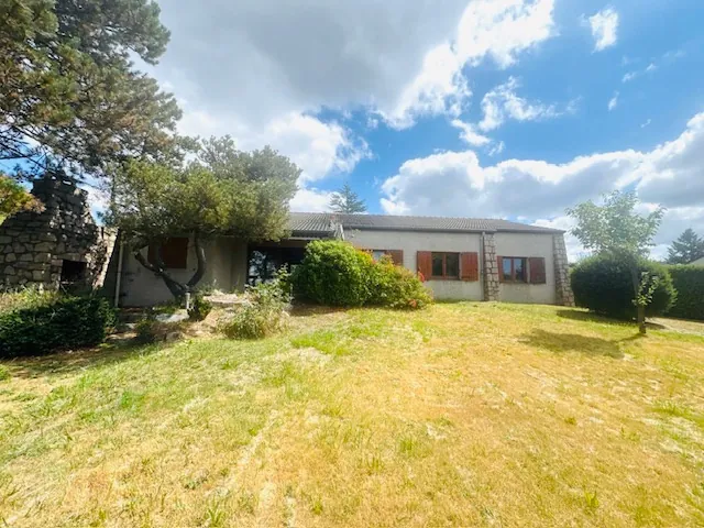 Villa de 160 m² à Monistrol-sur-Loire avec vaste potentiel et terrain arboré 