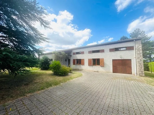 Villa de 160 m² à Monistrol-sur-Loire avec vaste potentiel et terrain arboré 