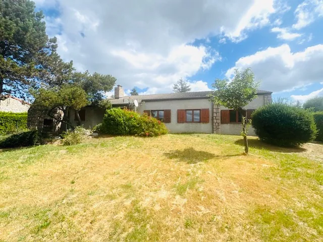 Villa de 160 m² à Monistrol-sur-Loire avec vaste potentiel et terrain arboré 