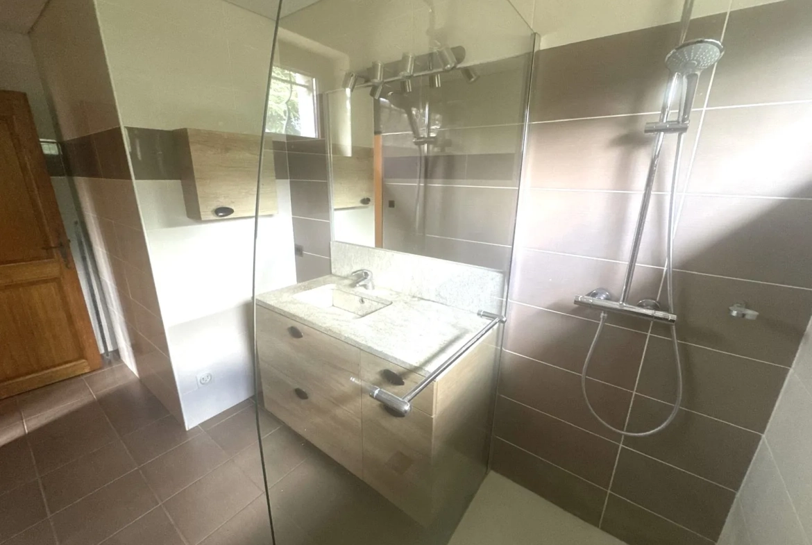 Villa de 160 m² à Monistrol-sur-Loire avec vaste potentiel et terrain arboré 