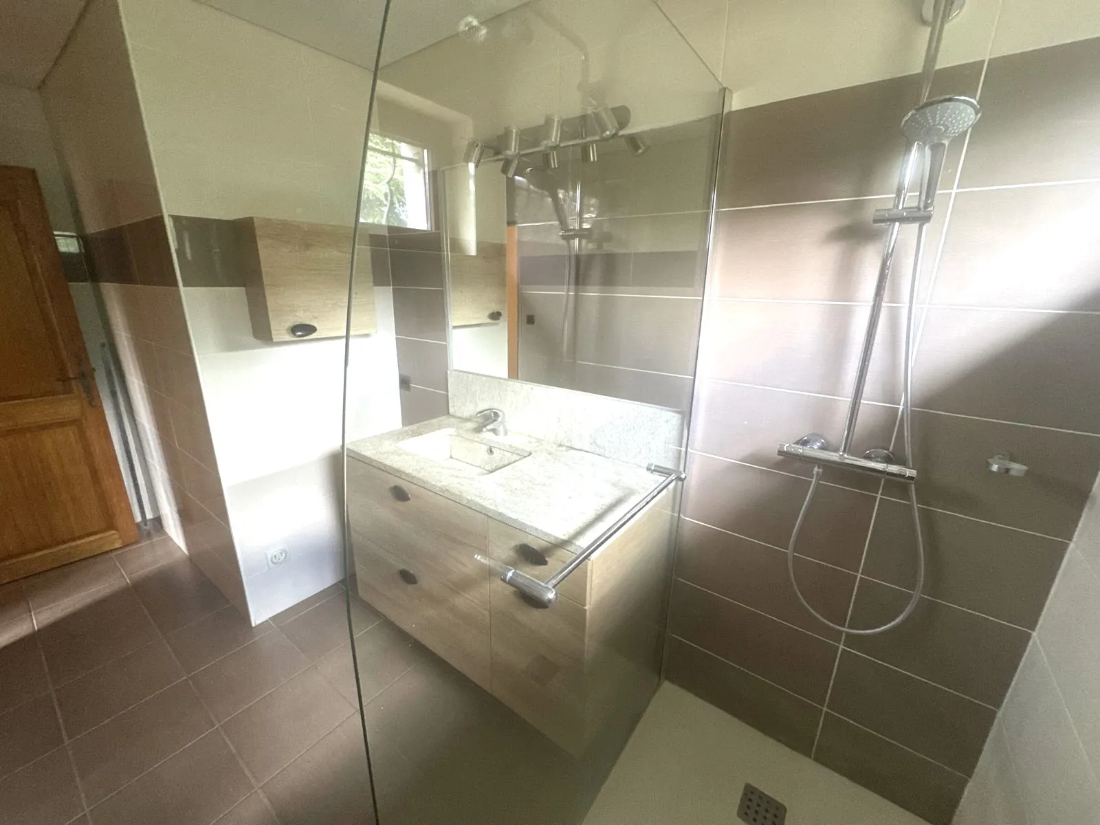 Villa de 160 m² à Monistrol-sur-Loire avec vaste potentiel et terrain arboré 