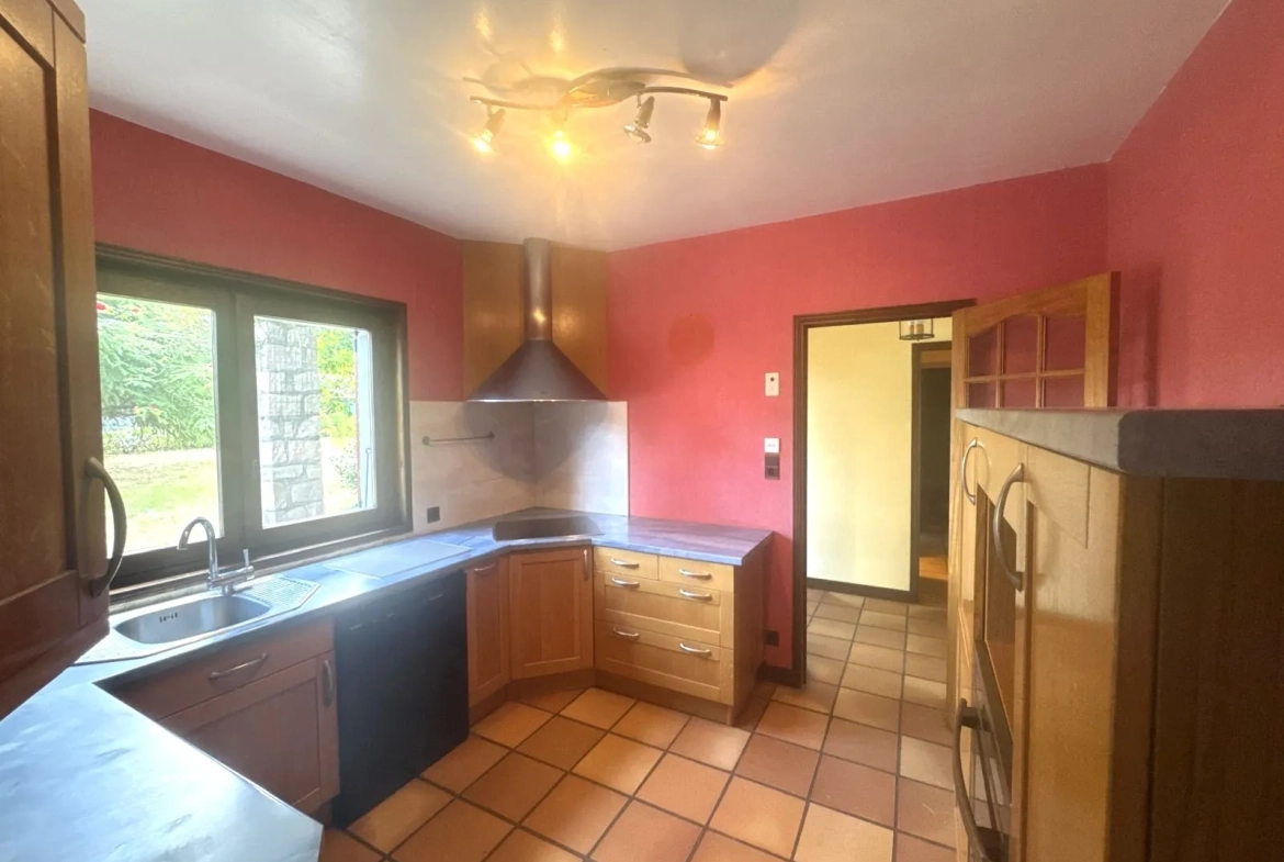 Villa de 160 m² à Monistrol-sur-Loire avec vaste potentiel et terrain arboré 