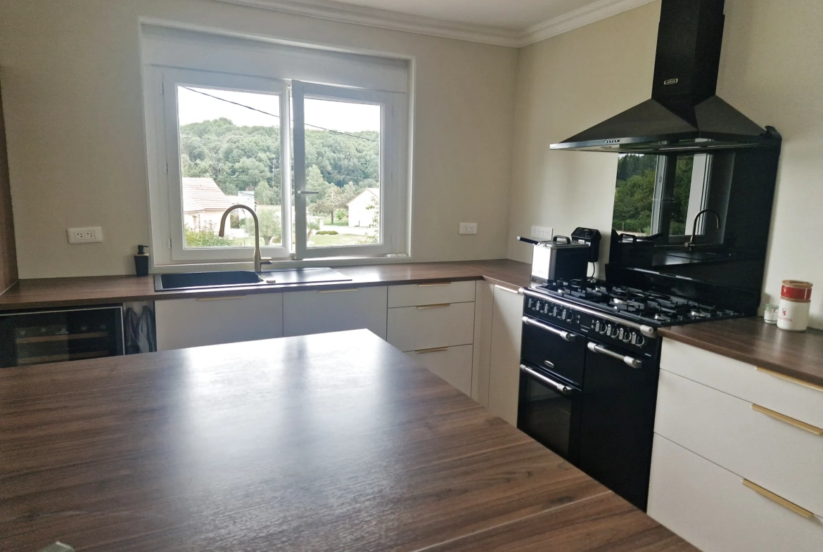 Maison à vendre à Favars avec piscine et terrasse – Rénovée, 115 m² 