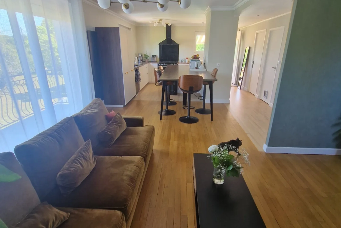 Maison à vendre à Favars avec piscine et terrasse – Rénovée, 115 m² 
