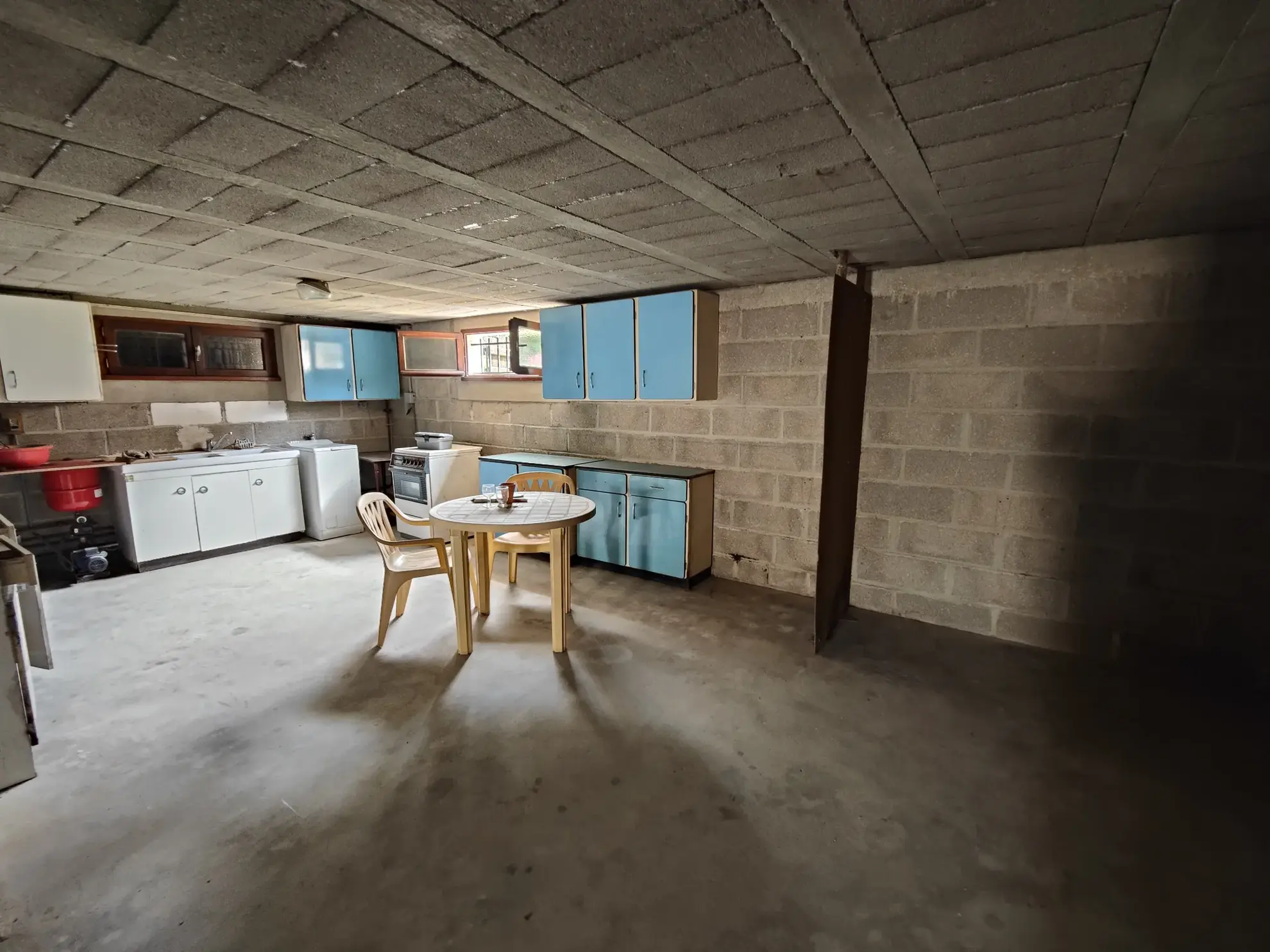 Maison familiale à Charmoy avec grand potentiel et garage - 4 chambres 