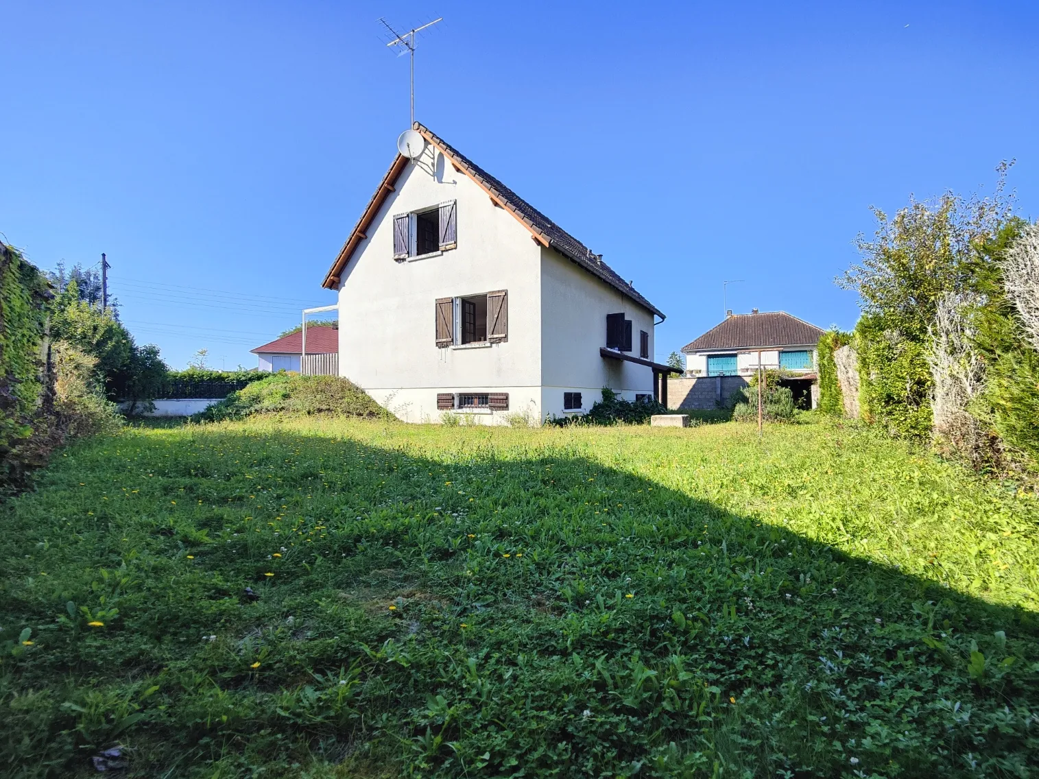 Maison familiale à Charmoy avec grand potentiel et garage - 4 chambres 