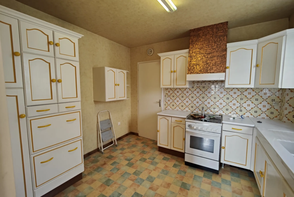 Maison familiale à Charmoy avec grand potentiel et garage - 4 chambres 