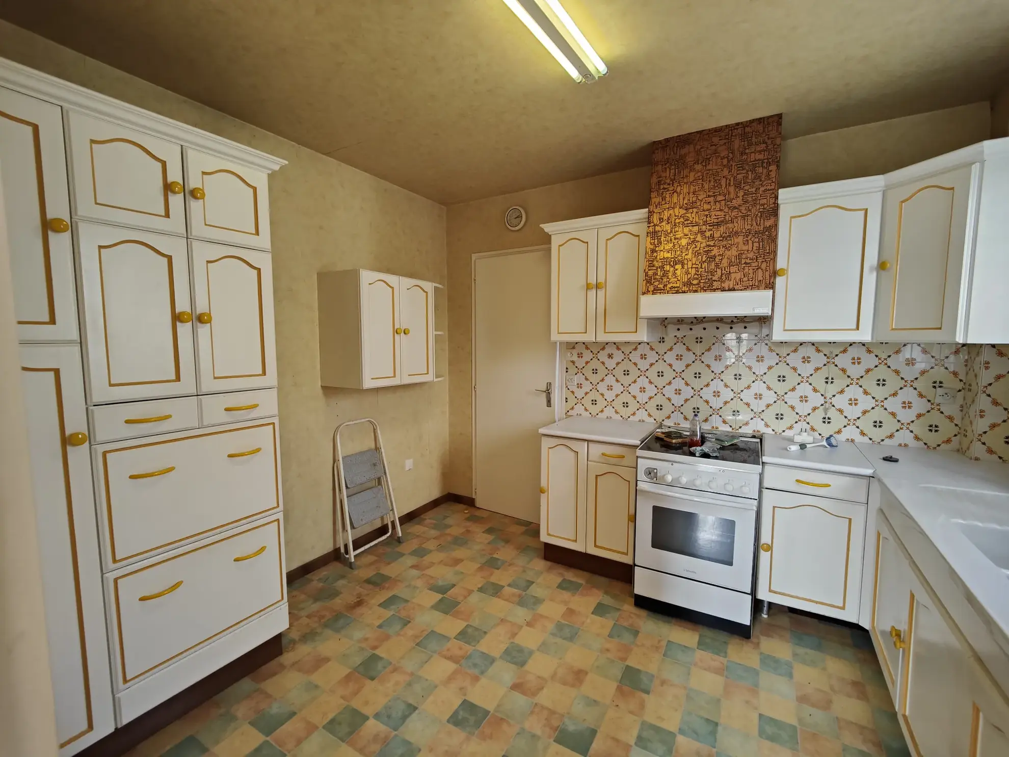 Maison familiale à Charmoy avec grand potentiel et garage - 4 chambres 