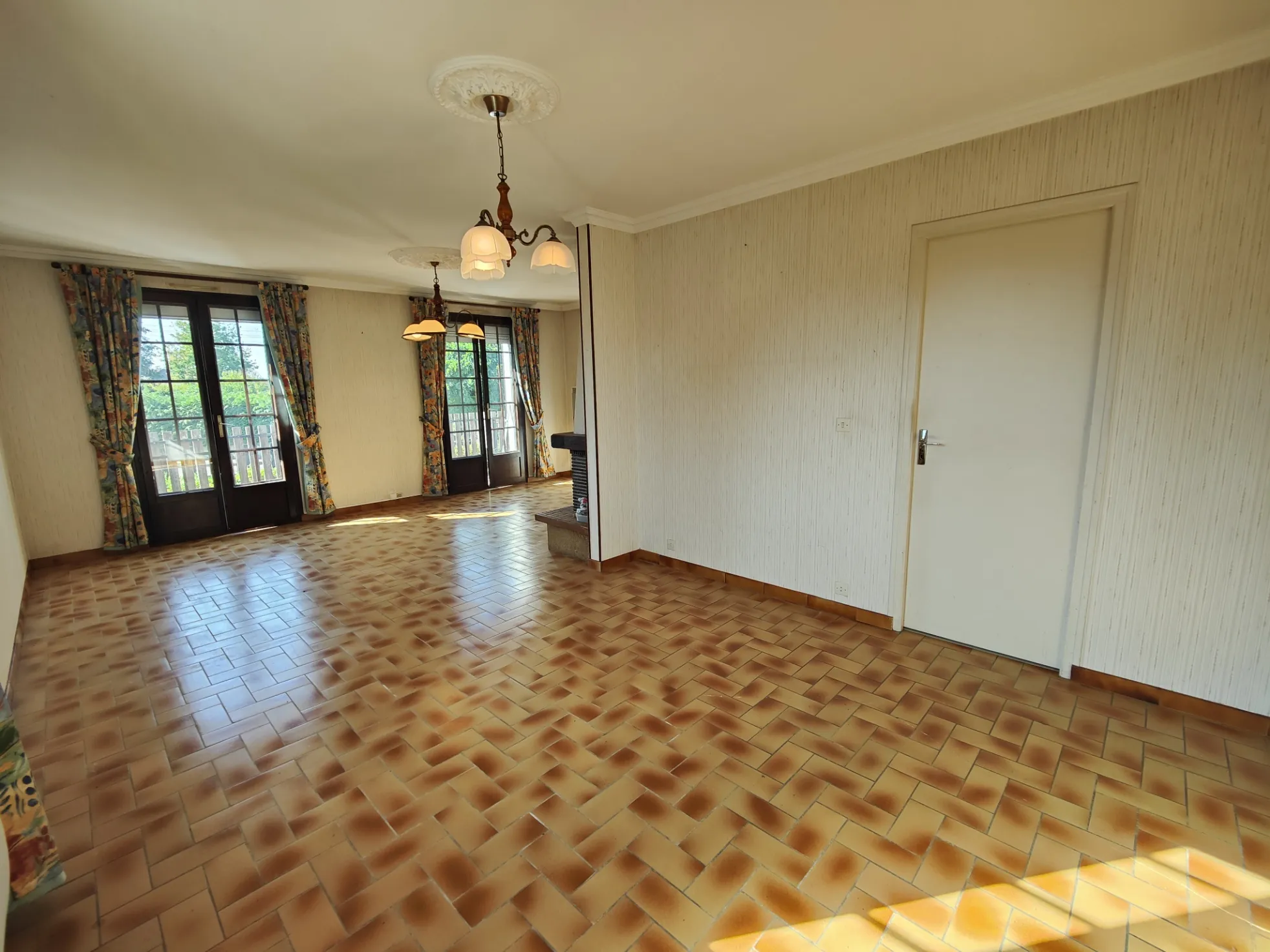 Maison familiale à Charmoy avec grand potentiel et garage - 4 chambres 