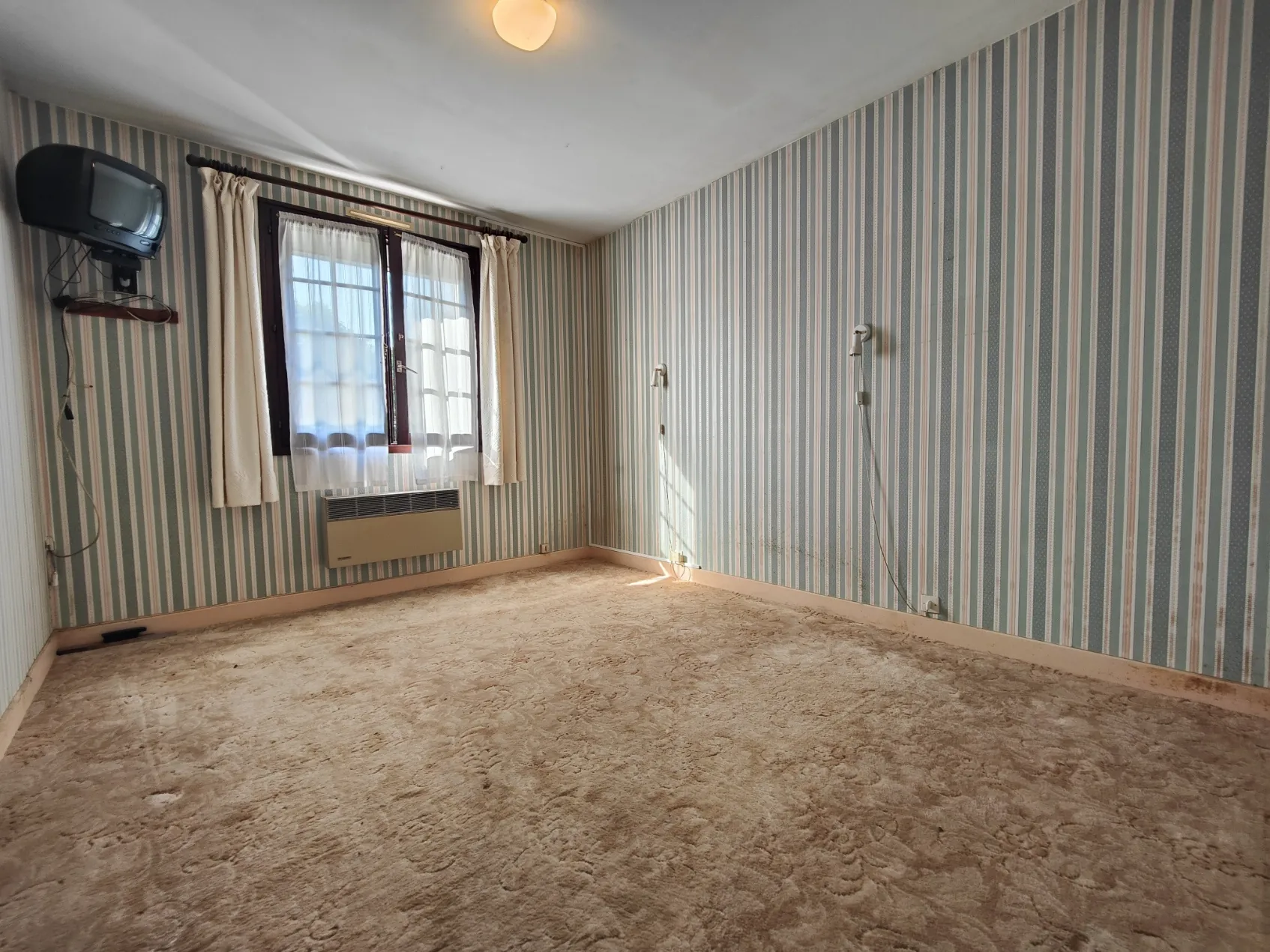 Maison familiale à Charmoy avec grand potentiel et garage - 4 chambres 