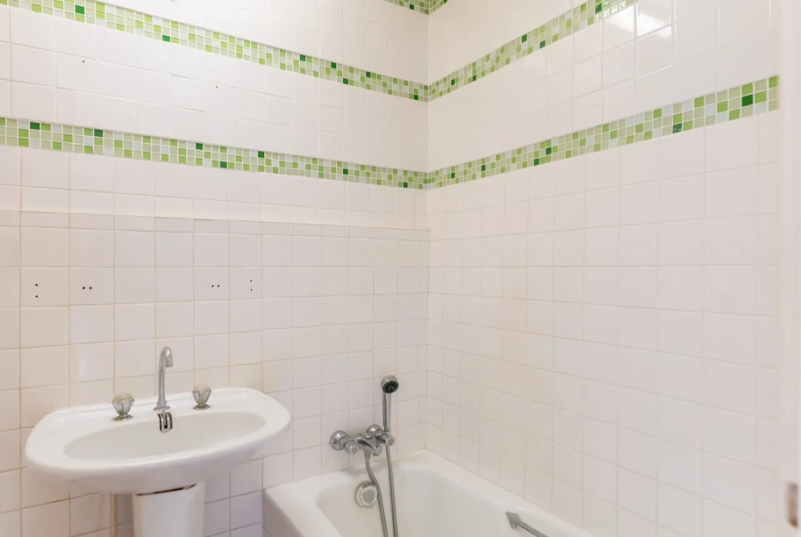 Appartement 4/5 pièces à Marseille - 81m² à rénover, calme et proche commodités 