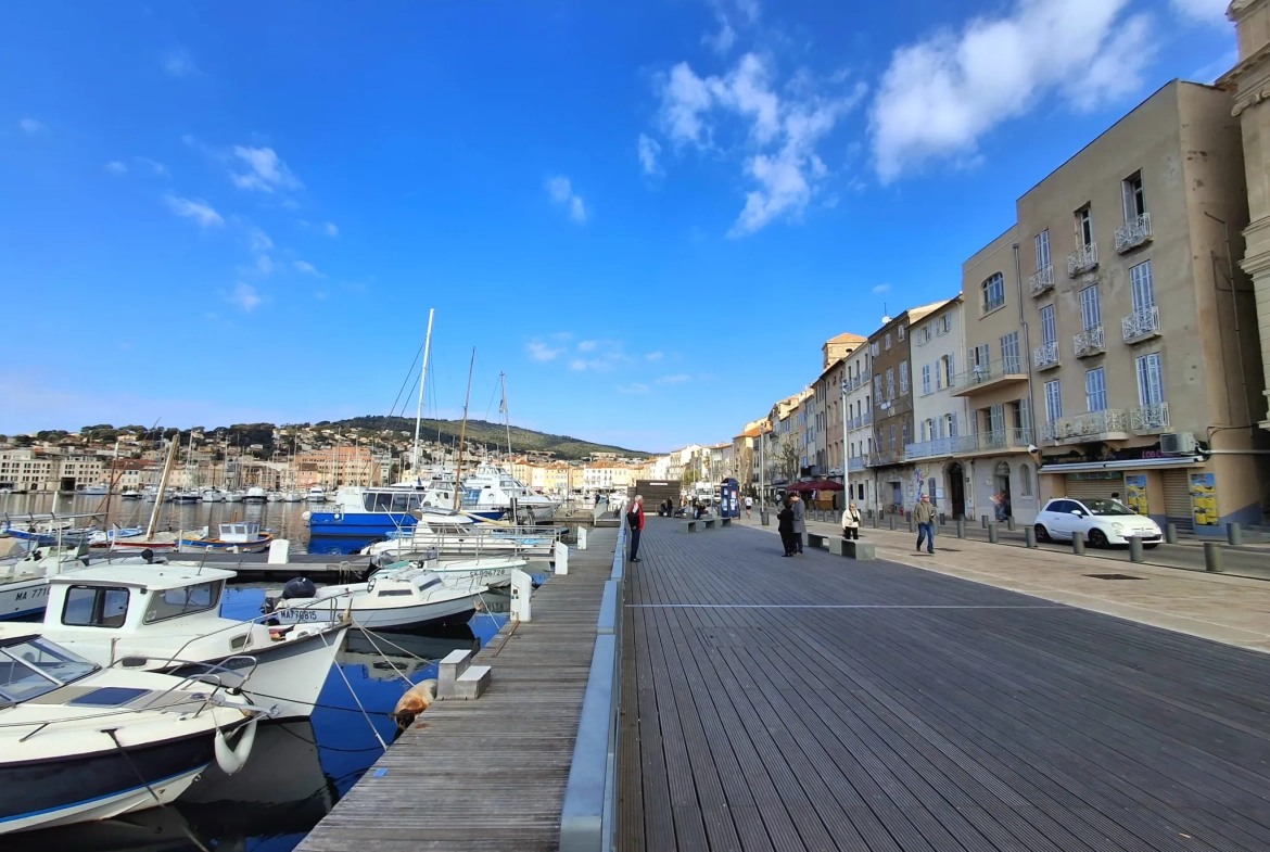 Appartement T1-2 de 41 m² avec balcon au dernier étage à La Ciotat 