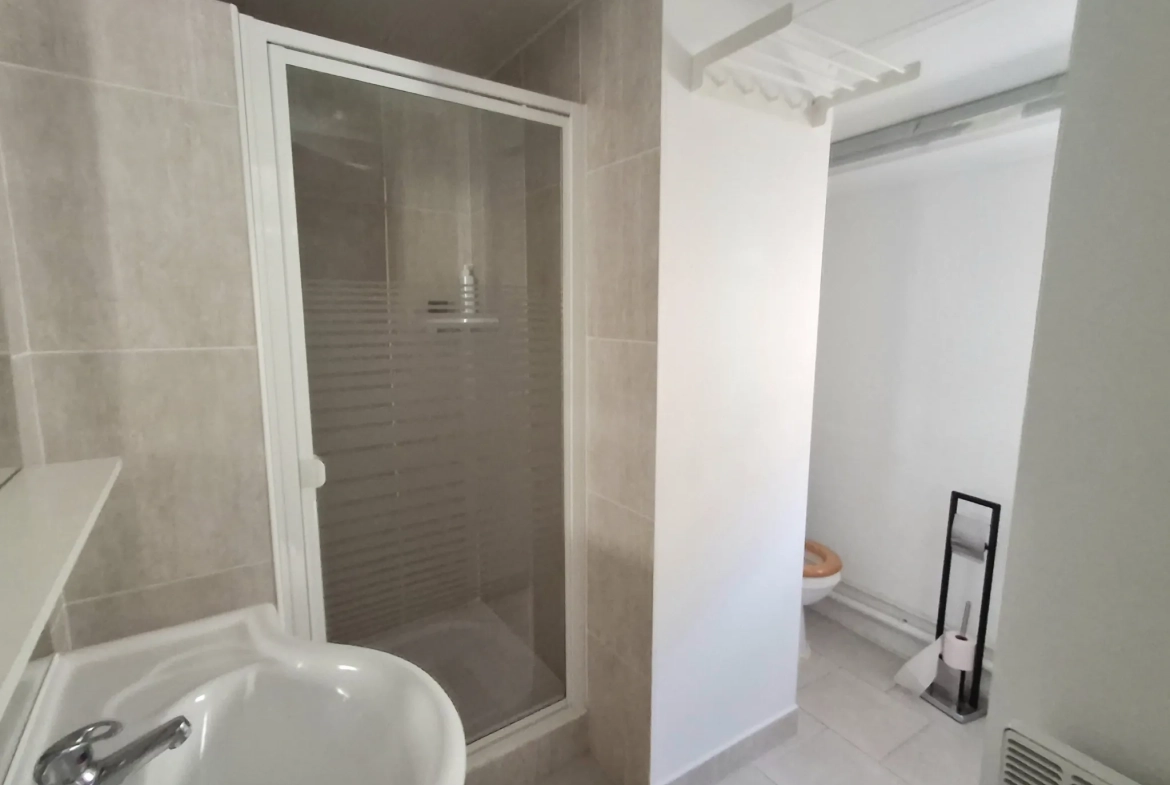 Appartement T1-2 de 41 m² avec balcon au dernier étage à La Ciotat 