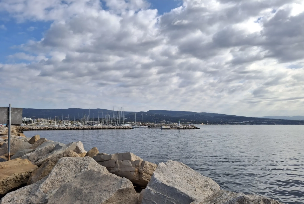 Appartement T1-2 de 41 m² avec balcon au dernier étage à La Ciotat 