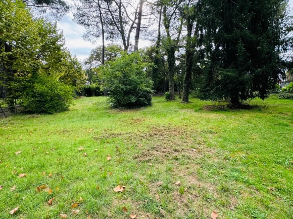 Terrain constructible de 997 m² à Mont-de-Marsan, environnement calme et verdoyant