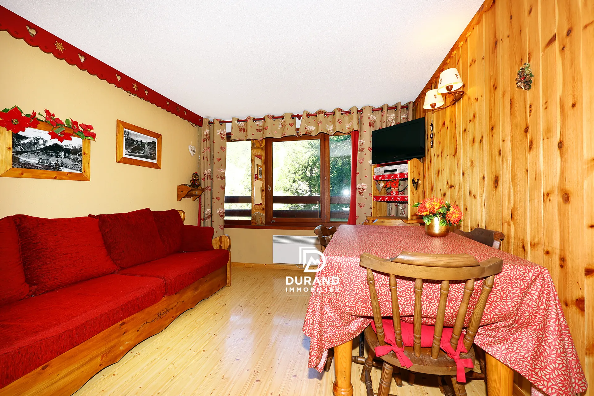 beaux appartements à vendre à Vars - T2 bis rénové avec cheminée et ambiance chalet 
