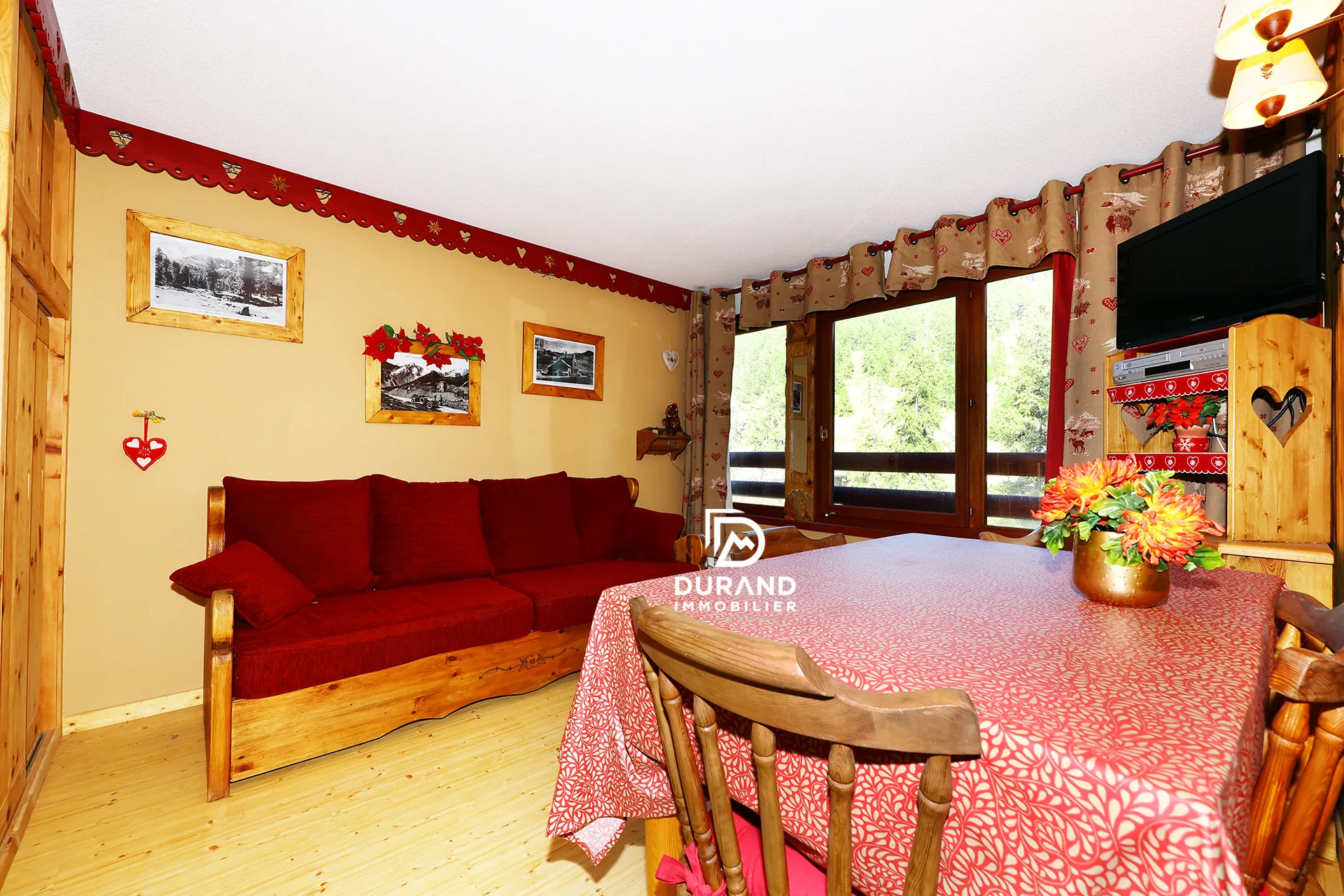 beaux appartements à vendre à Vars - T2 bis rénové avec cheminée et ambiance chalet 