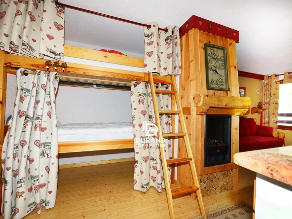 beaux appartements à vendre à Vars - T2 bis rénové avec cheminée et ambiance chalet