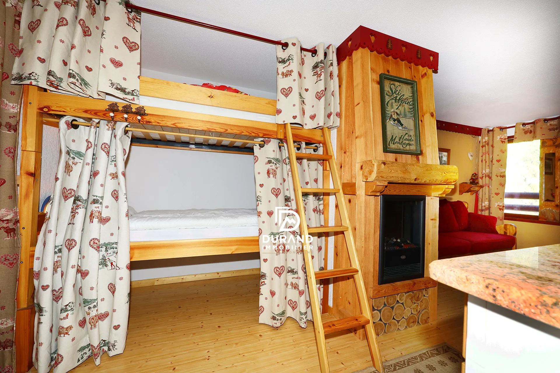 beaux appartements à vendre à Vars - T2 bis rénové avec cheminée et ambiance chalet 