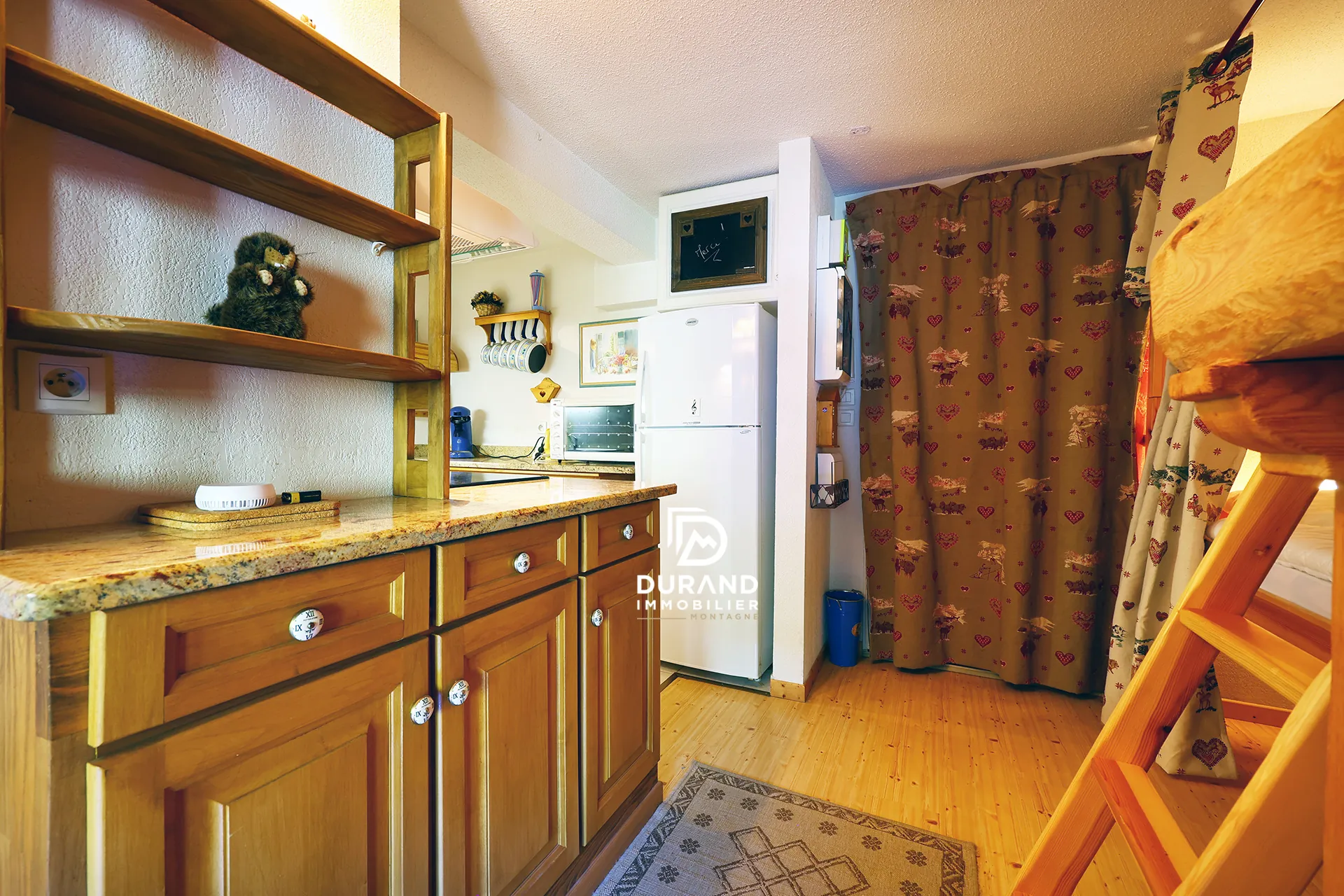 beaux appartements à vendre à Vars - T2 bis rénové avec cheminée et ambiance chalet 