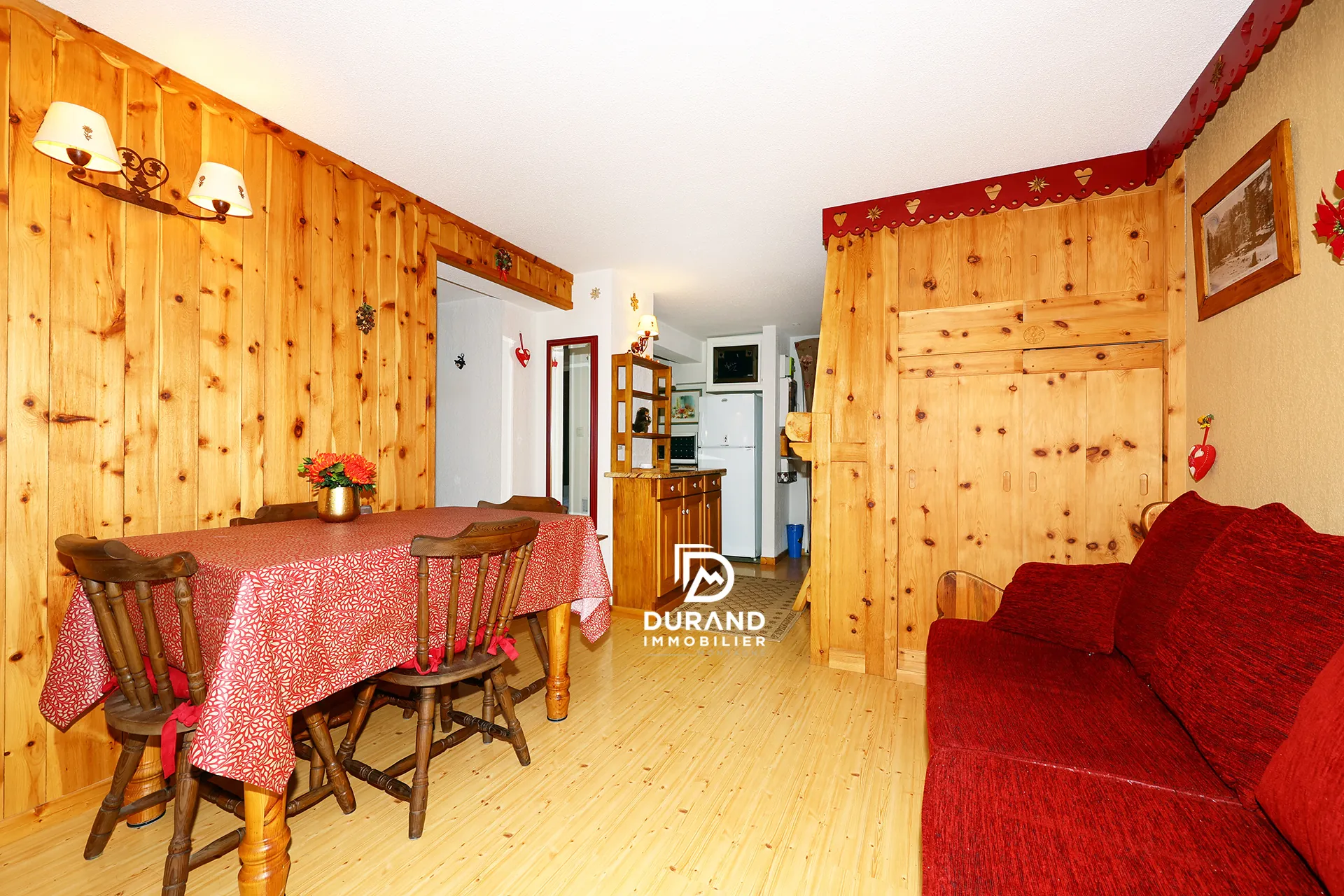 beaux appartements à vendre à Vars - T2 bis rénové avec cheminée et ambiance chalet 