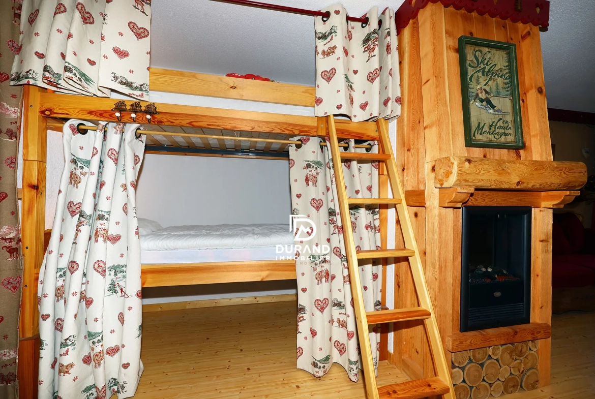 beaux appartements à vendre à Vars - T2 bis rénové avec cheminée et ambiance chalet 