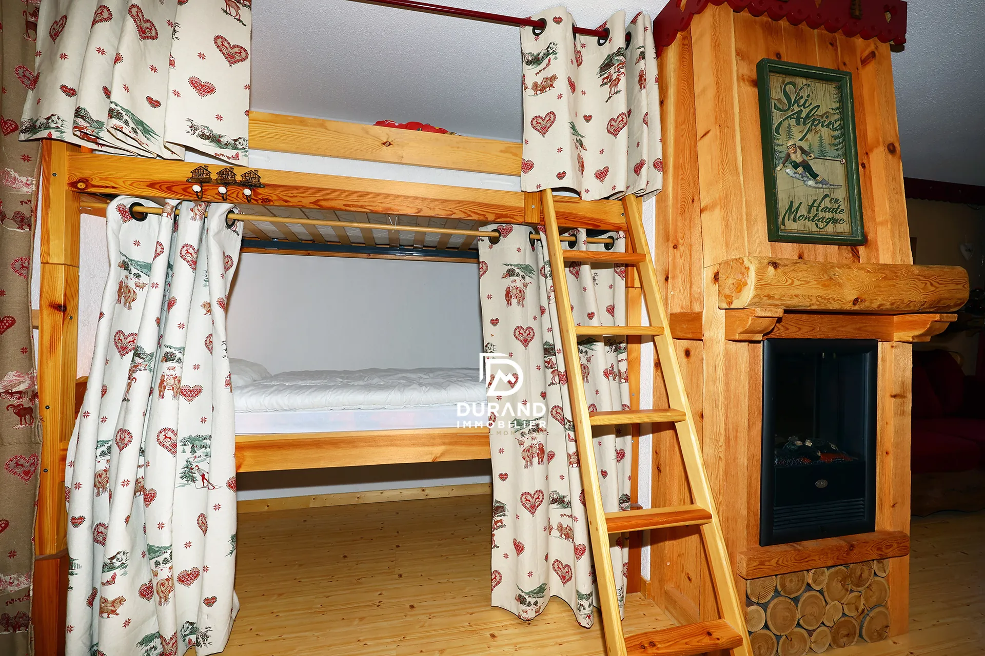 beaux appartements à vendre à Vars - T2 bis rénové avec cheminée et ambiance chalet 
