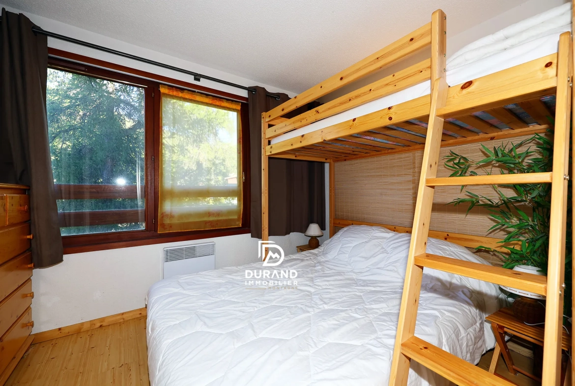 beaux appartements à vendre à Vars - T2 bis rénové avec cheminée et ambiance chalet 