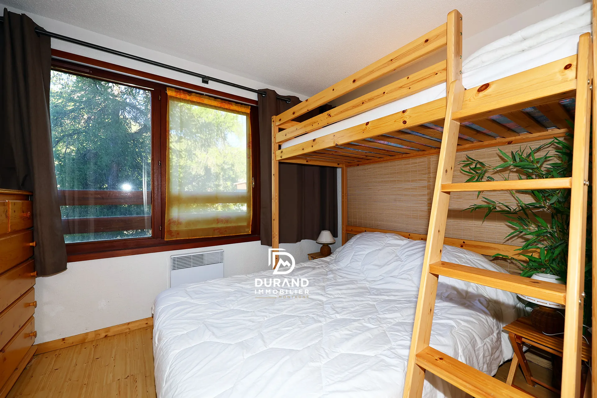 beaux appartements à vendre à Vars - T2 bis rénové avec cheminée et ambiance chalet 
