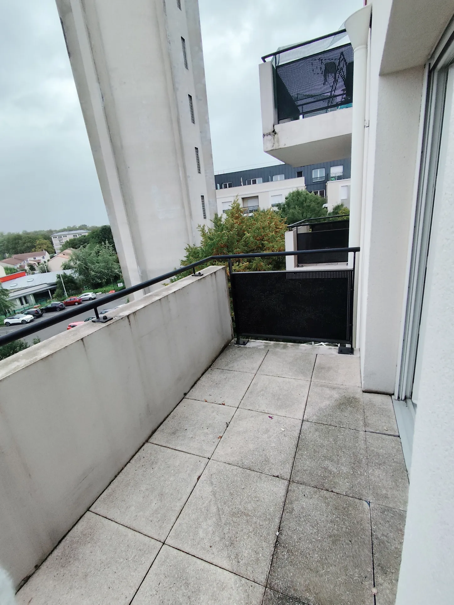 Appartement F2 à Villepinte avec balcon et parking extérieur 