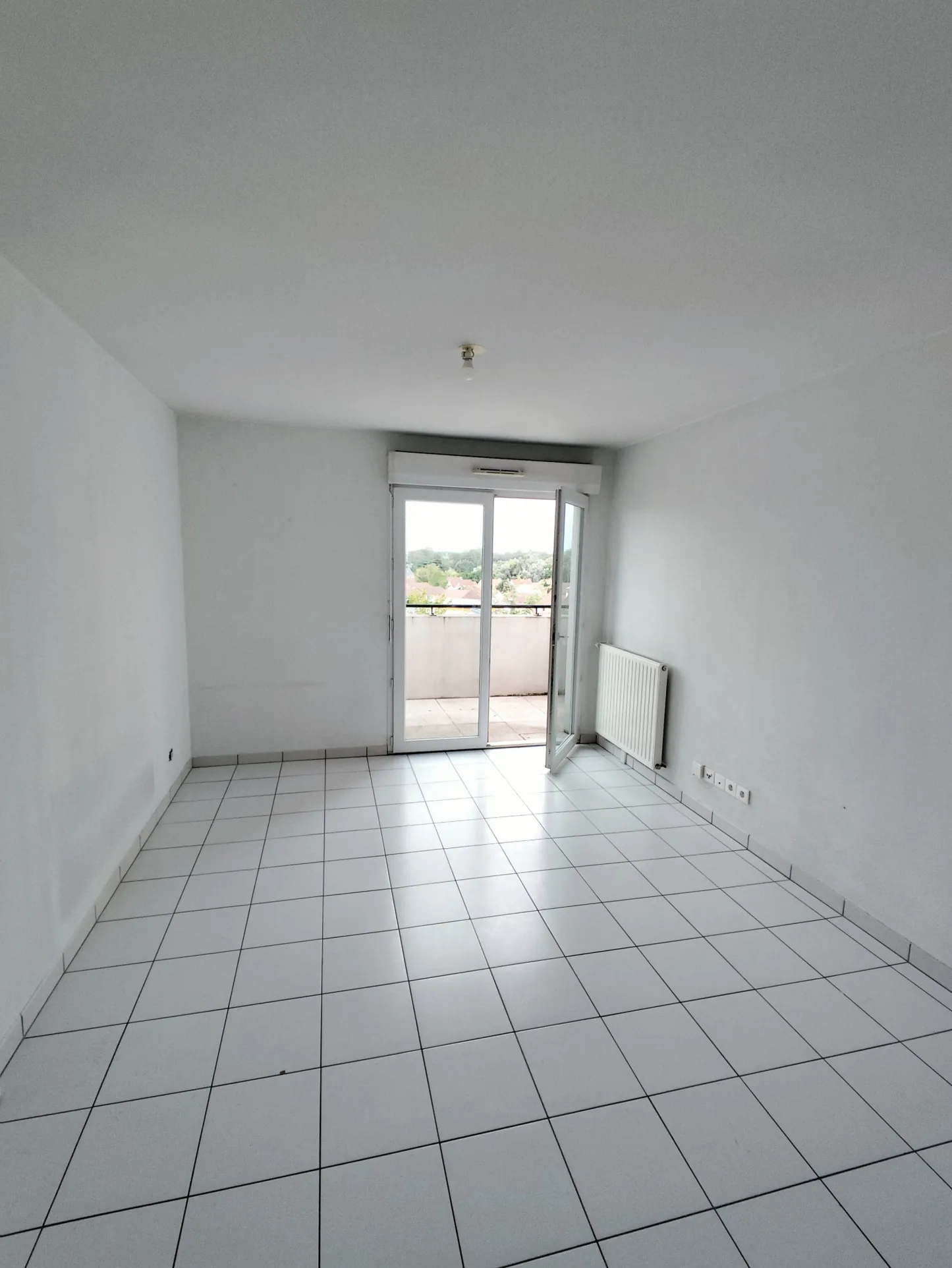 Appartement F2 à Villepinte avec balcon et parking extérieur 