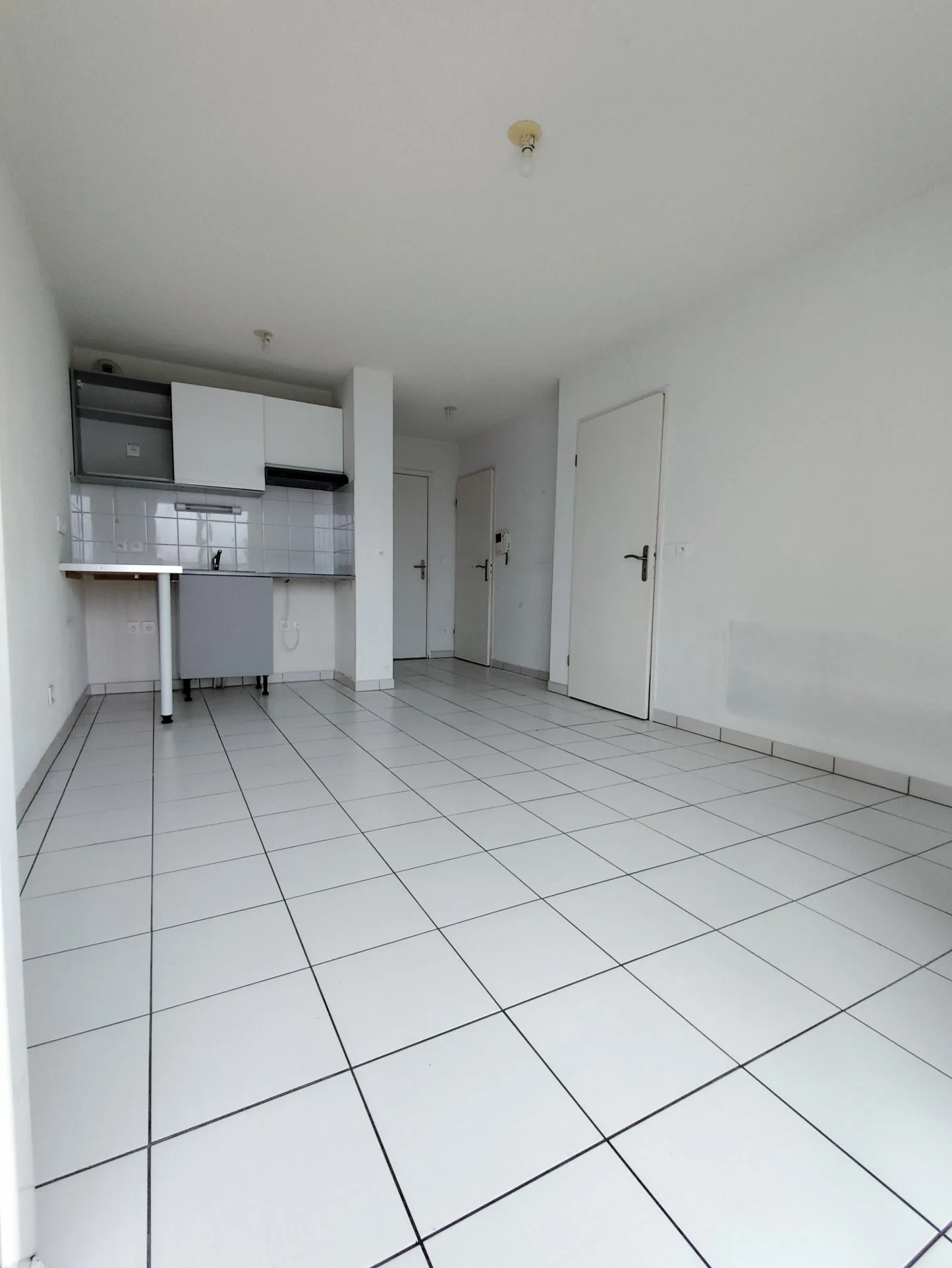 Appartement F2 à Villepinte avec balcon et parking extérieur 