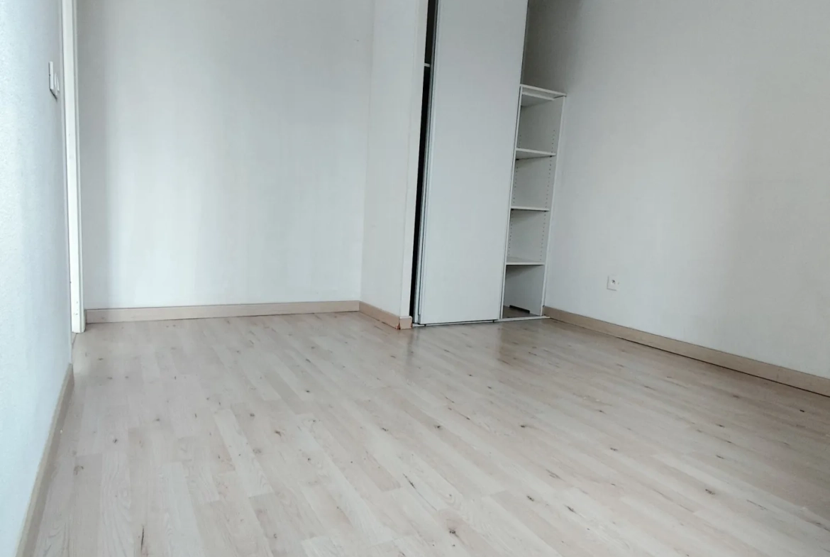 Appartement F2 à Villepinte avec balcon et parking extérieur 