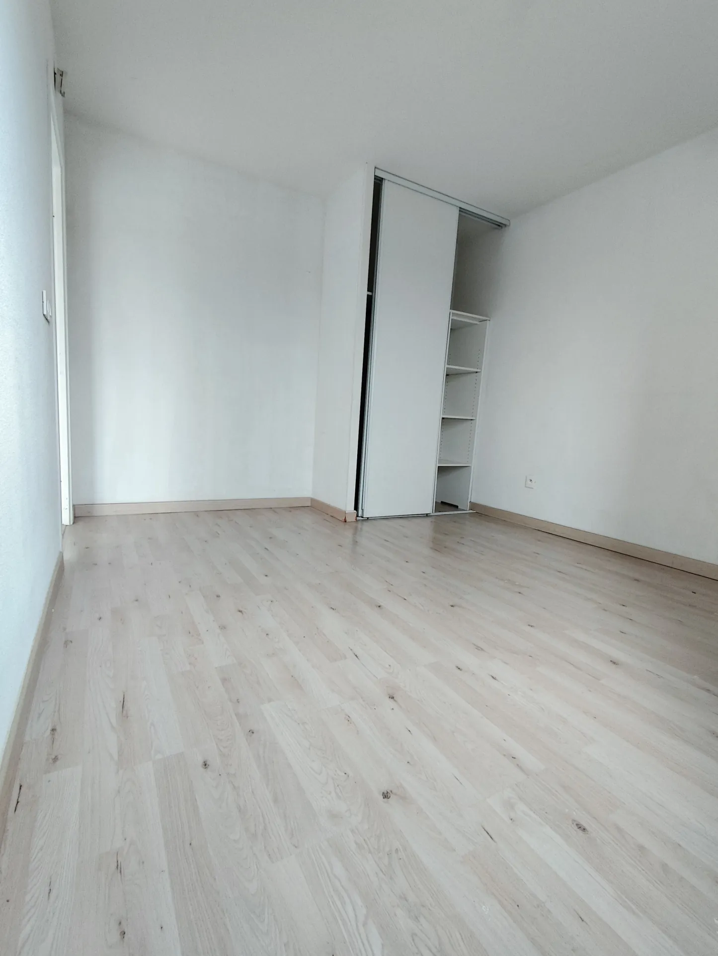 Appartement F2 à Villepinte avec balcon et parking extérieur 