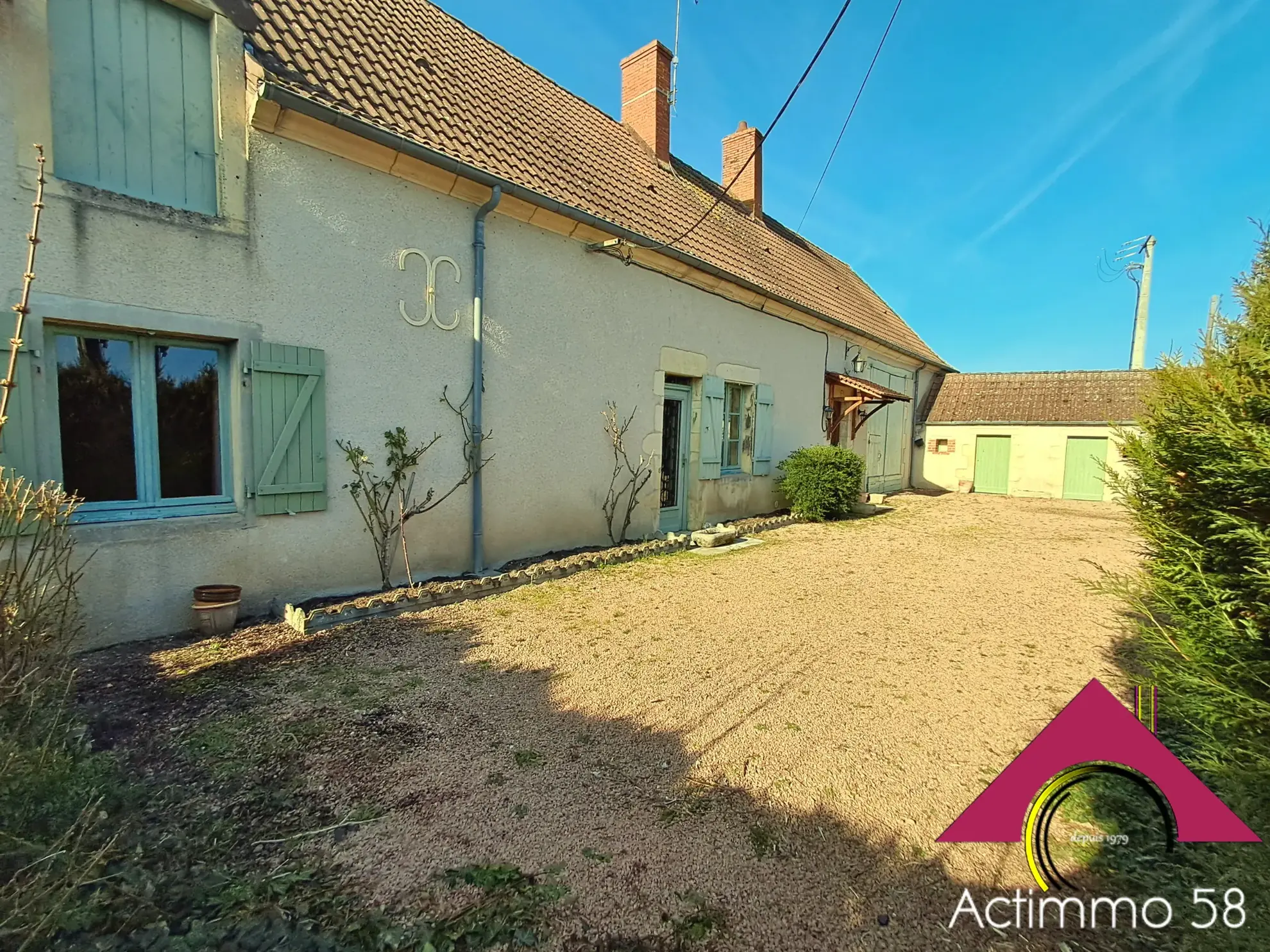 Longère de 124 m² avec 4 chambres, garage et terrasse à Dun-sur-Auron 