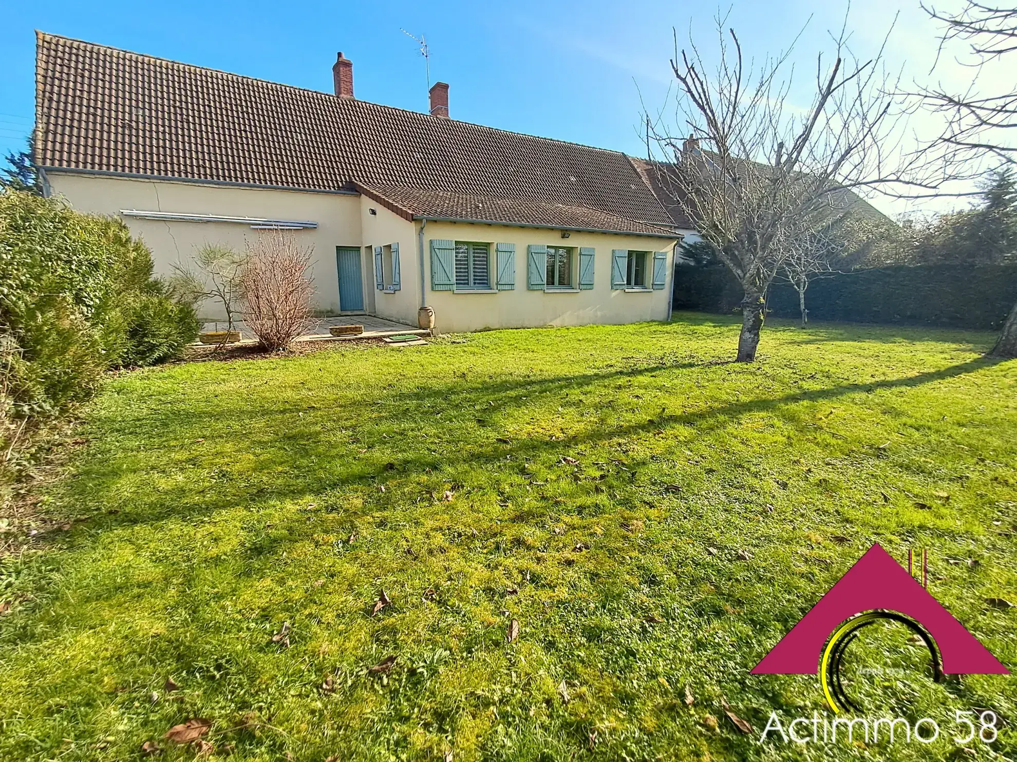 Longère de 124 m² avec 4 chambres, garage et terrasse à Dun-sur-Auron 