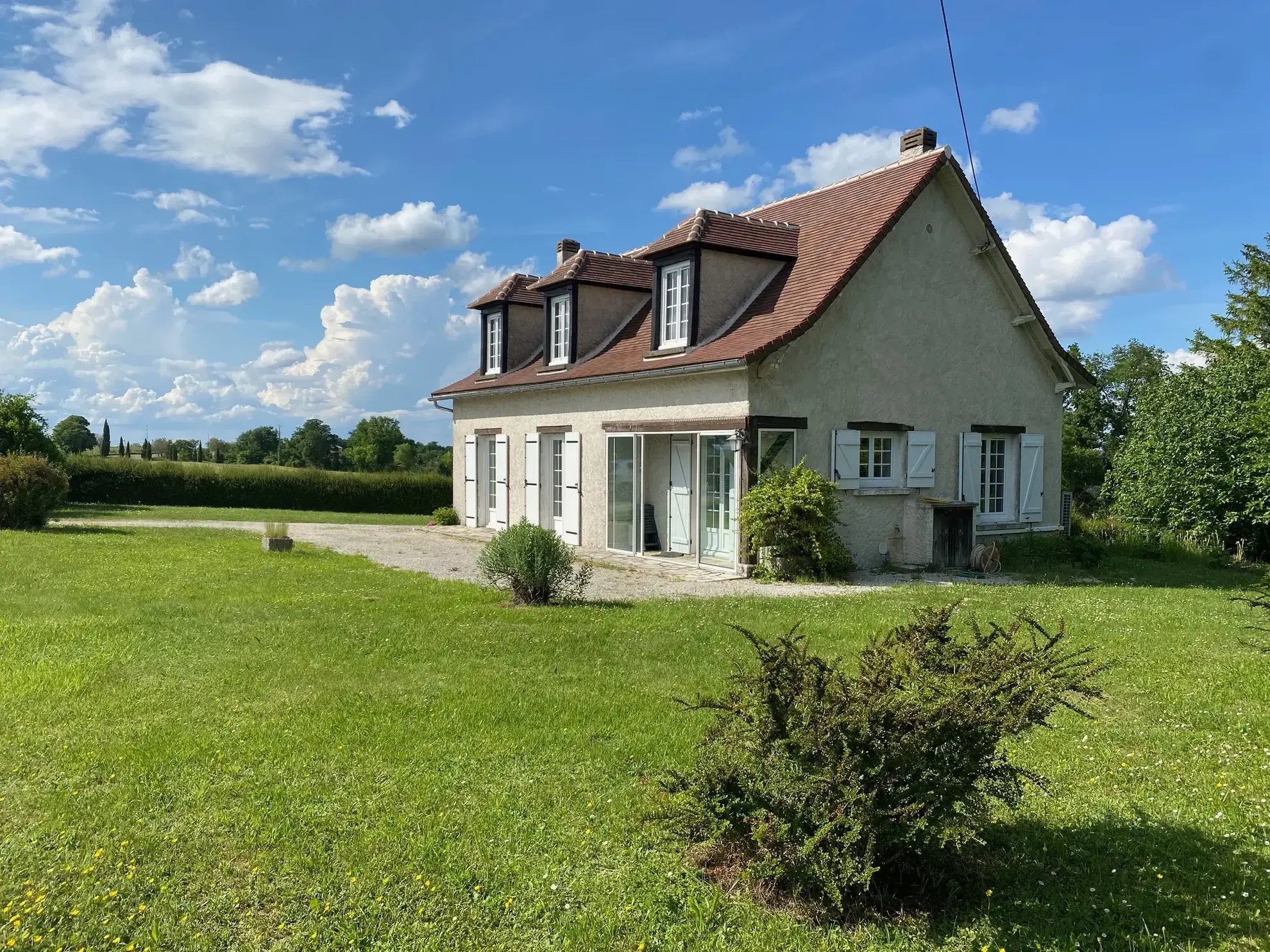 Belle maison périgourdine à Riberac avec terrasse et vue dégagée 