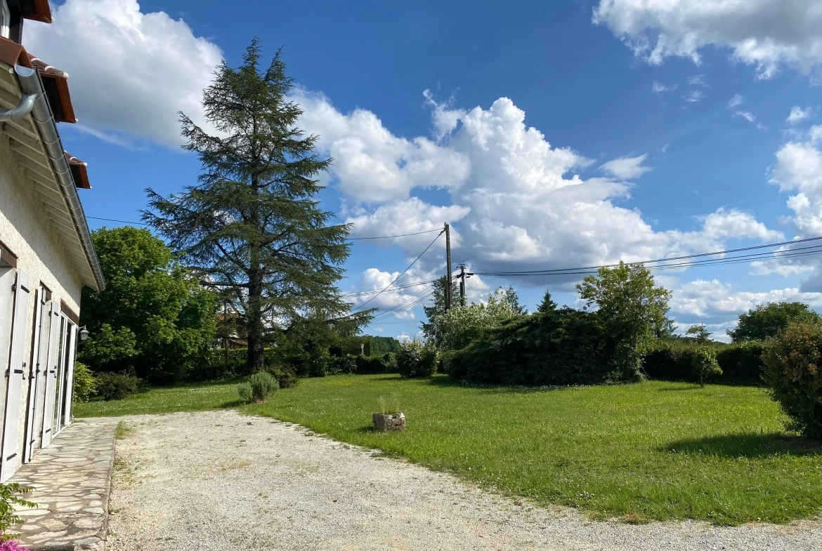 Belle maison périgourdine à Riberac avec terrasse et vue dégagée 