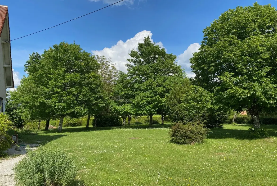 Belle maison périgourdine à Riberac avec terrasse et vue dégagée 