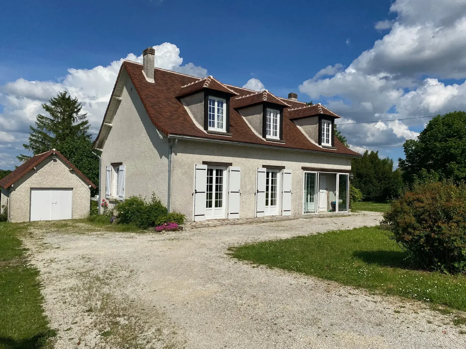 Belle maison périgourdine à Riberac avec terrasse et vue dégagée 