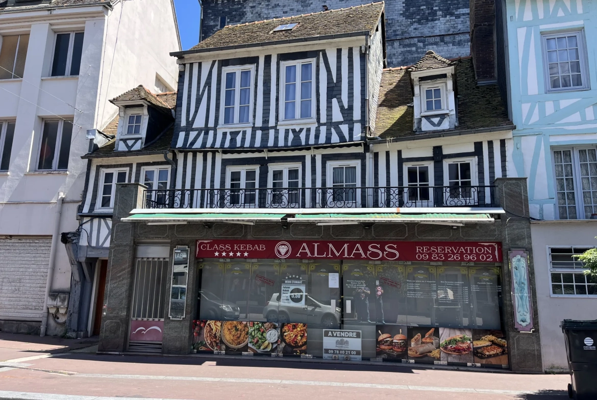 Lot immobilier avec local commercial et appartement loués à Elbeuf - 133 m² 