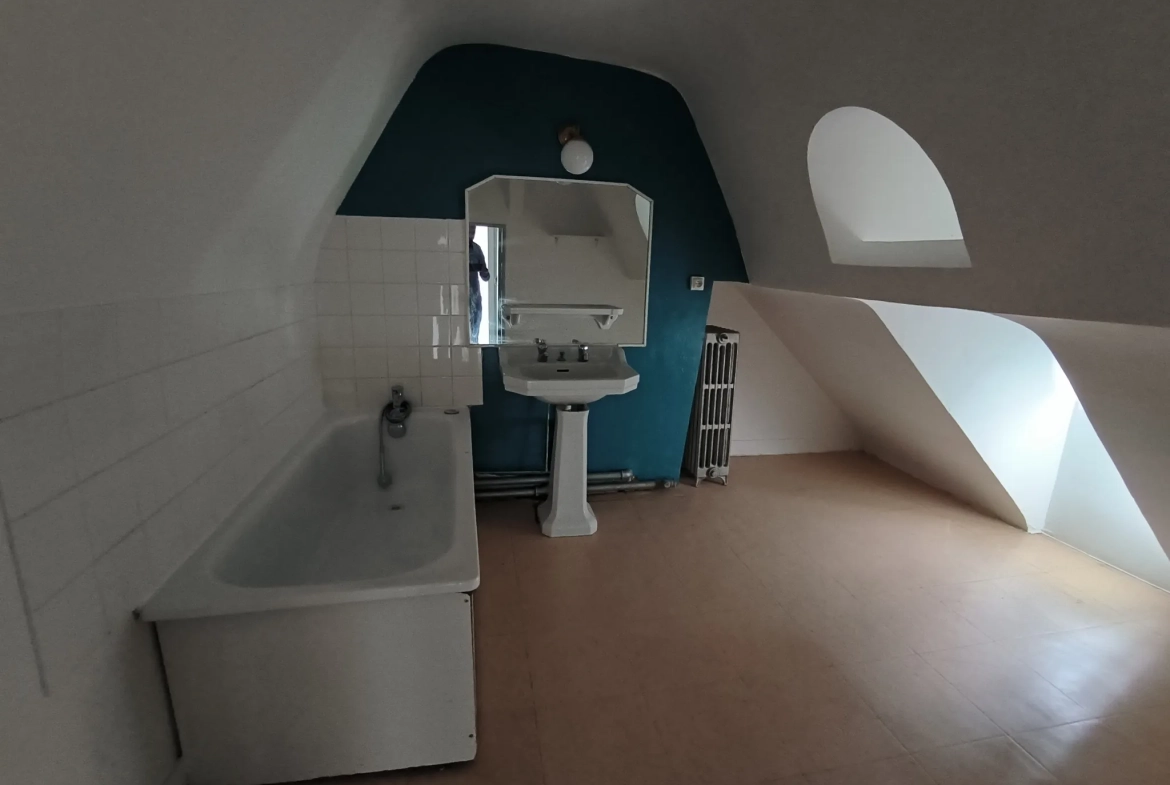 Lot immobilier avec local commercial et appartement loués à Elbeuf - 133 m² 