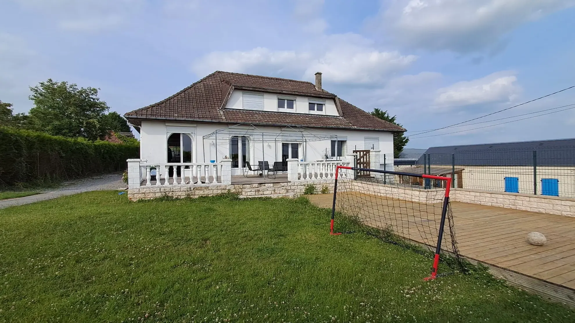 Maison individuelle à VADENCOURT avec 6 chambres, terrasse et vue sur la campagne 