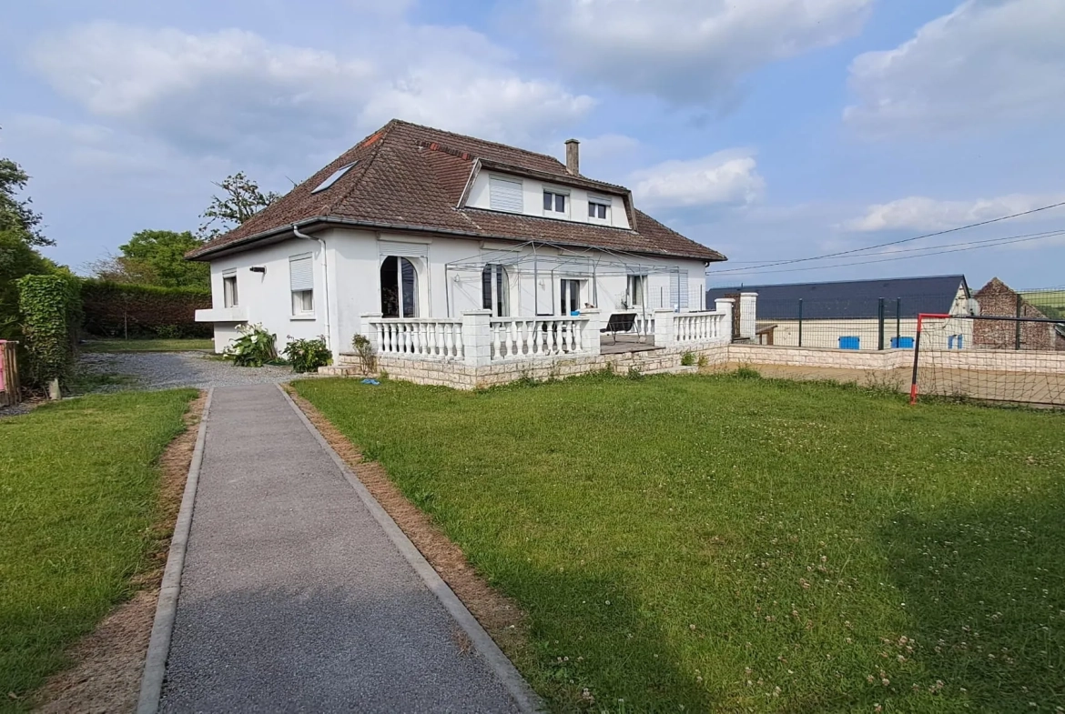 Maison individuelle à VADENCOURT avec 6 chambres, terrasse et vue sur la campagne 